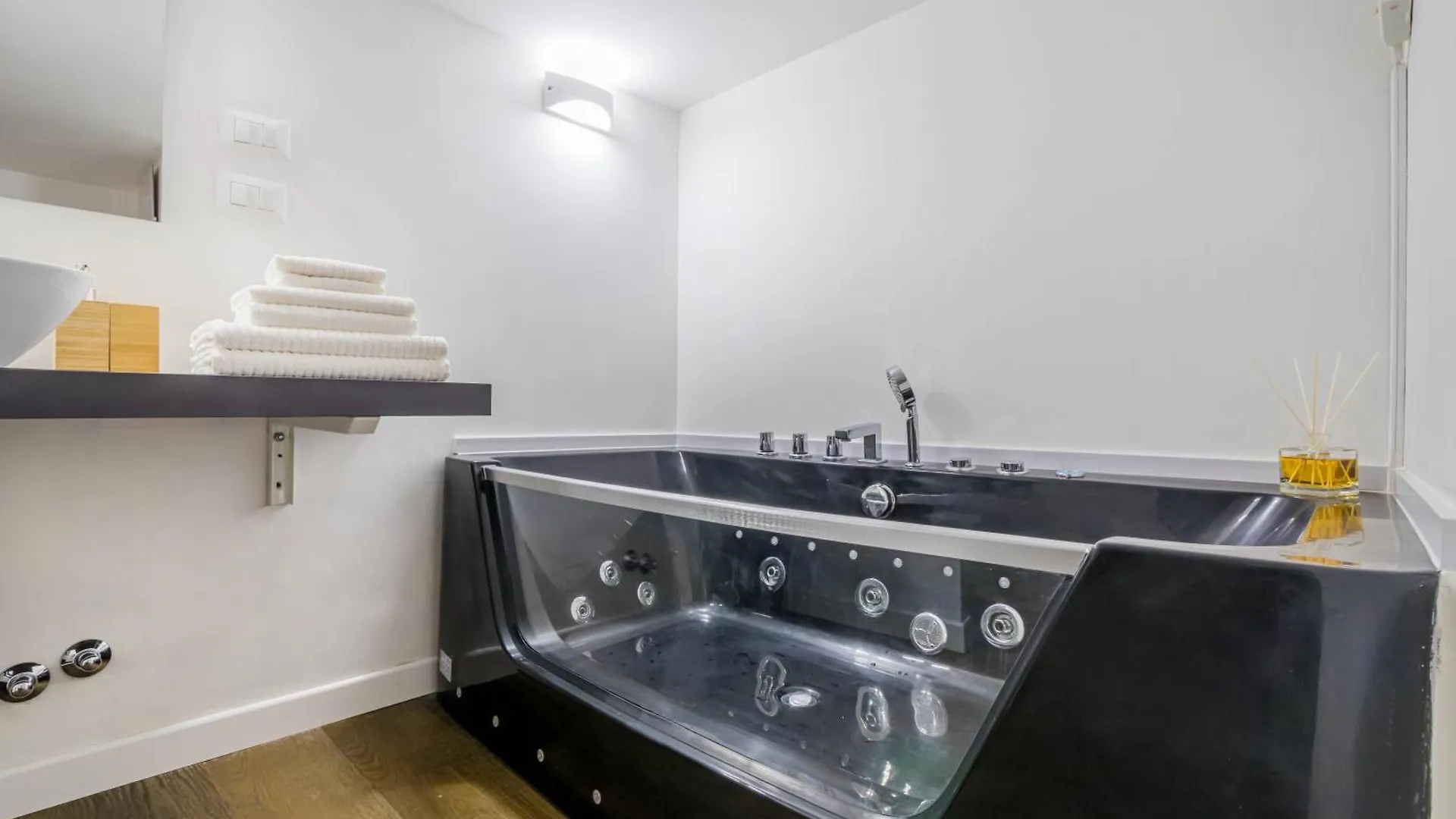 Milan Center Jacuzzi Deluxe Loft Apartment