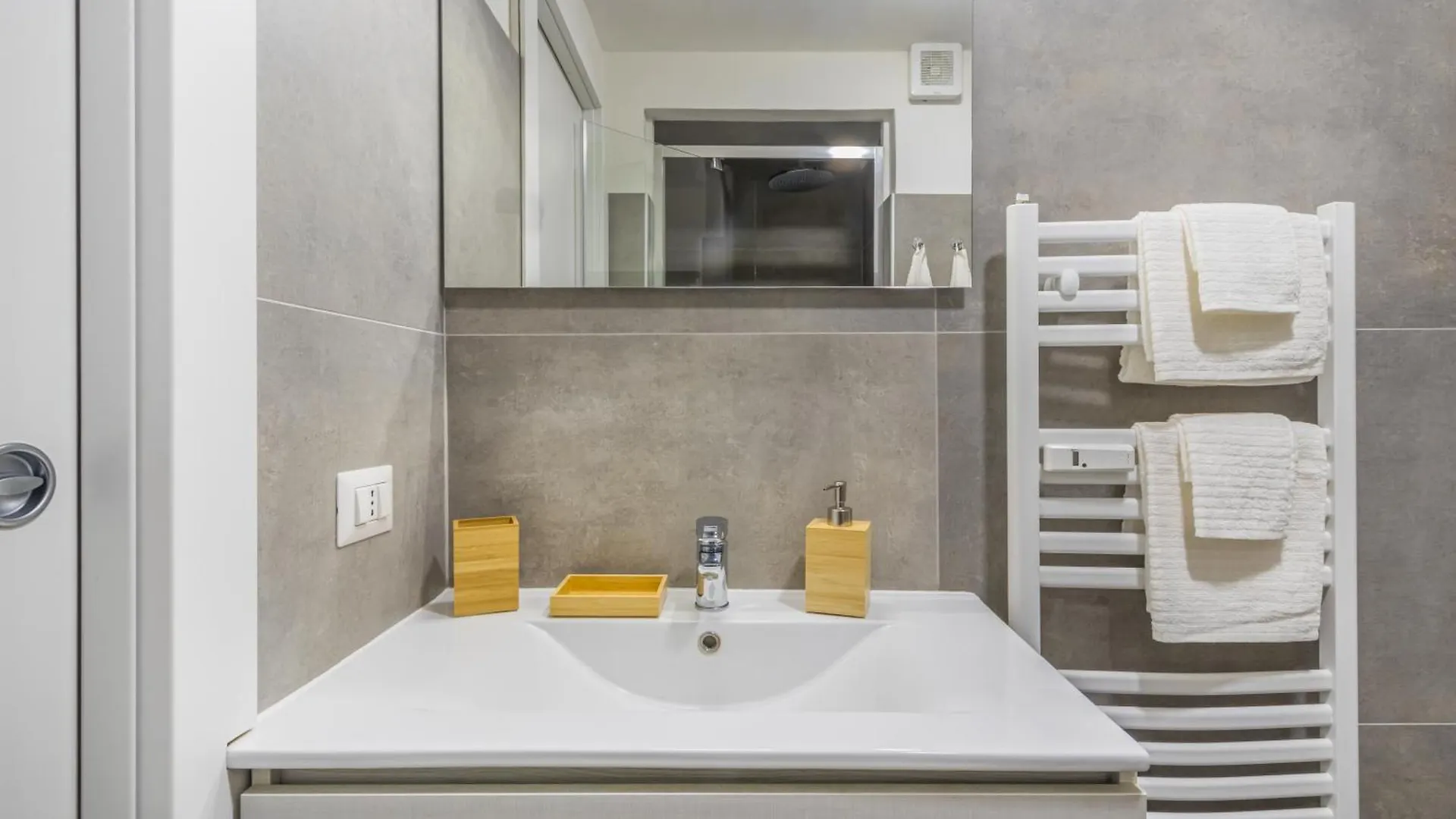 Milan Center Jacuzzi Deluxe Loft Apartment 0*,
