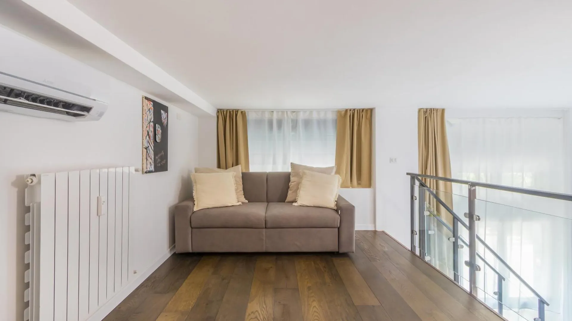 Milan Center Jacuzzi Deluxe Loft Apartment 0*,