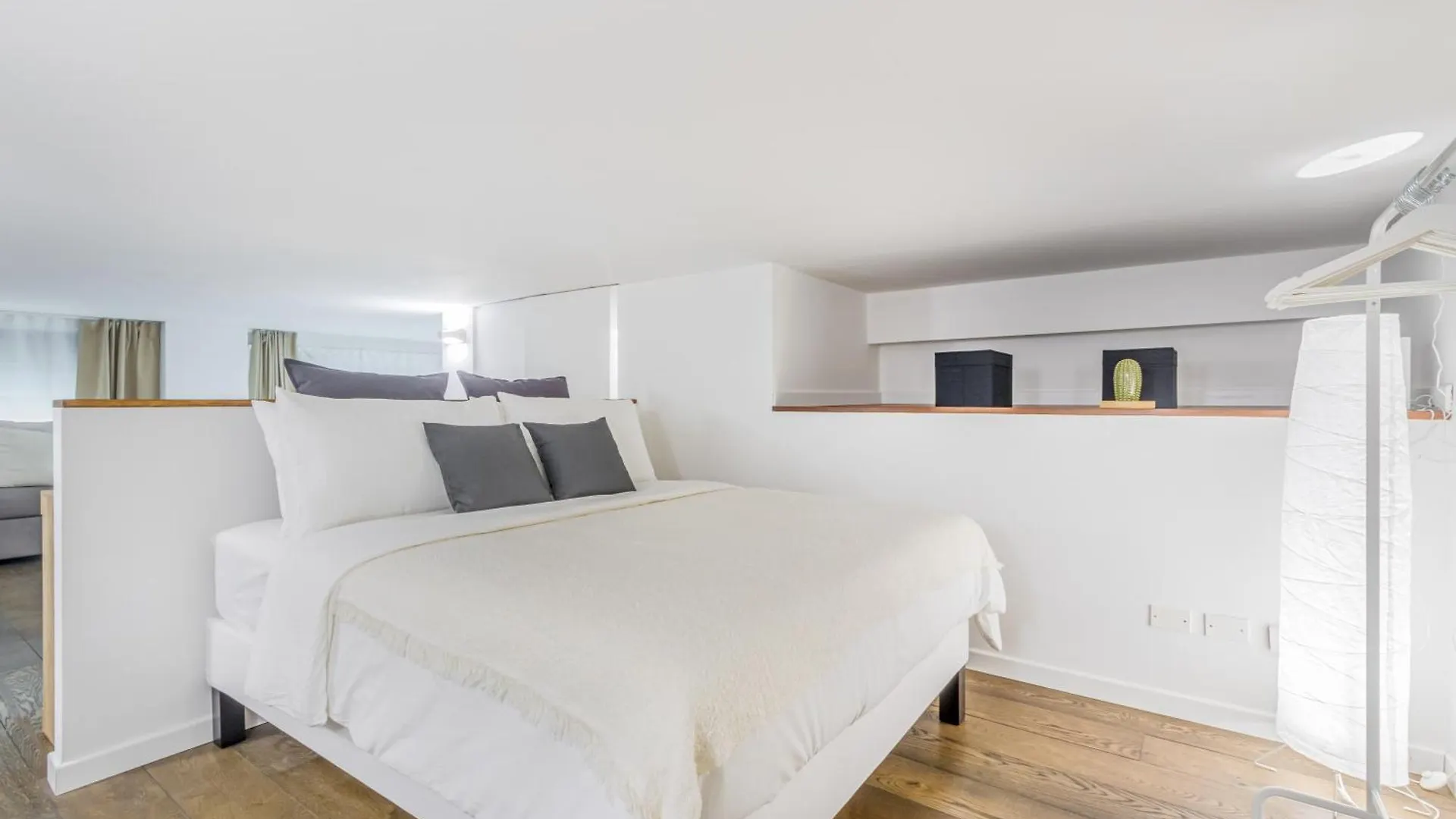 Milan Center Jacuzzi Deluxe Loft Apartment