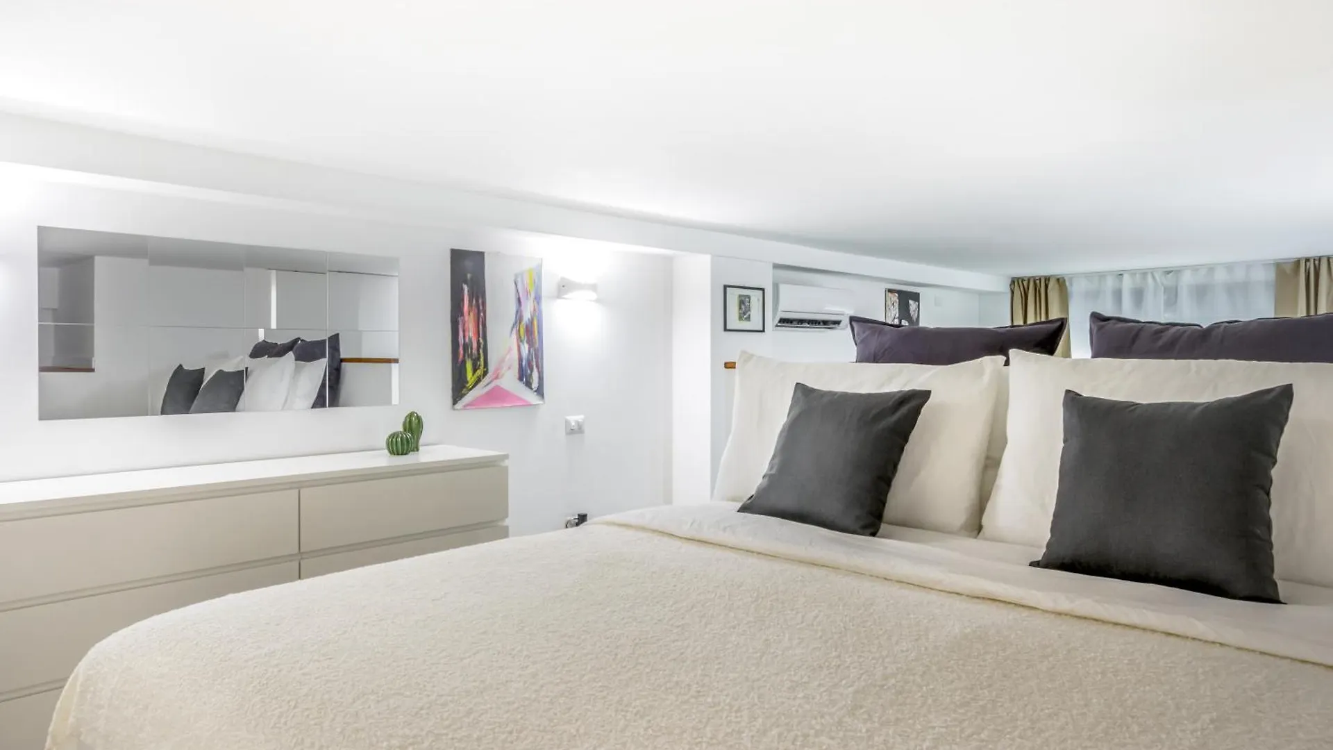 Milan Center Jacuzzi Deluxe Loft Apartment