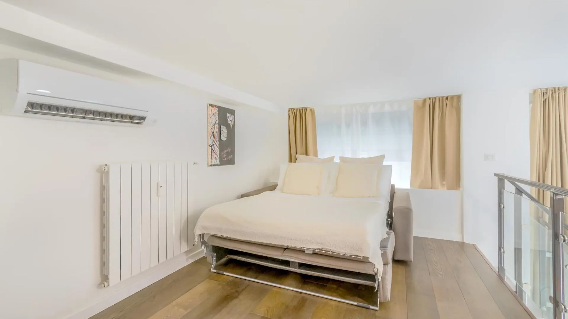 Milan Center Jacuzzi Deluxe Loft Apartment 0*,  Italy