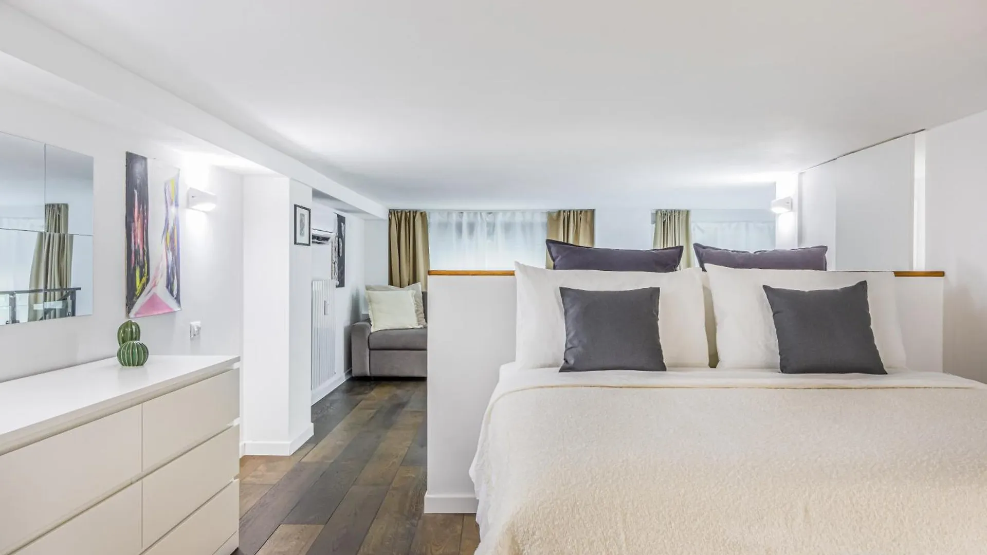 Milan Center Jacuzzi Deluxe Loft Apartment